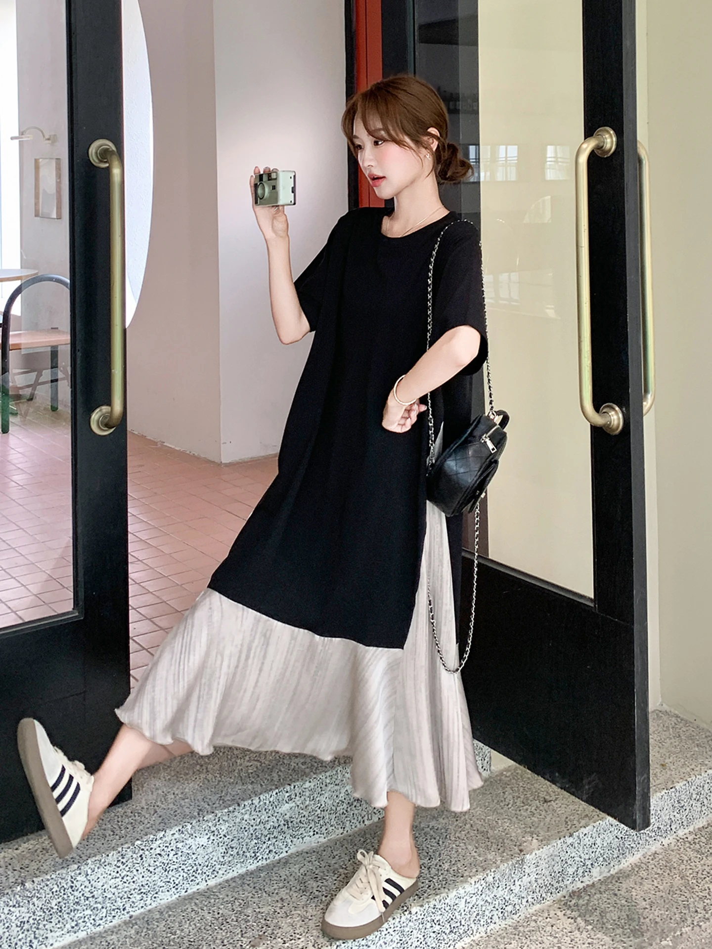 30代女性が選ぶべき「夏の日常コーデ」は、黒の風プリントドレスなのか？