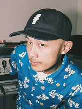 ファッションなバイカラーのキャップ【赤・黒・F字母デザイン】