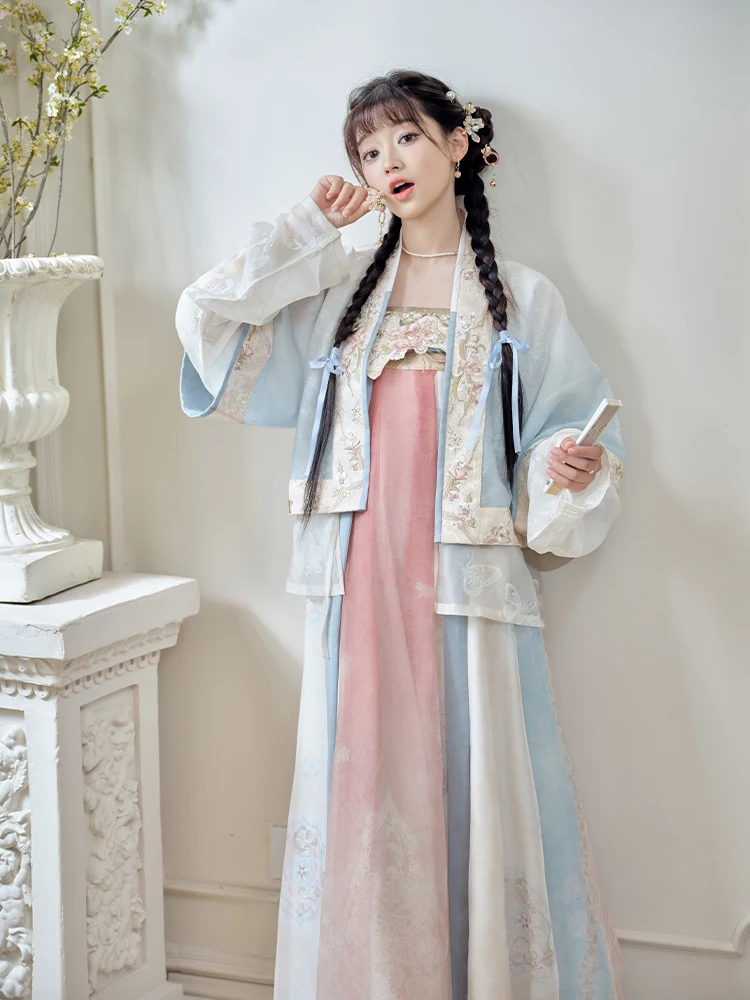服 白衣 に着る意味は？春の訪れとともに、なぜこの一着が心を癒すのか