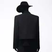 デザイン性の高い金属ブローチ付きショートジャケット【ブラック】