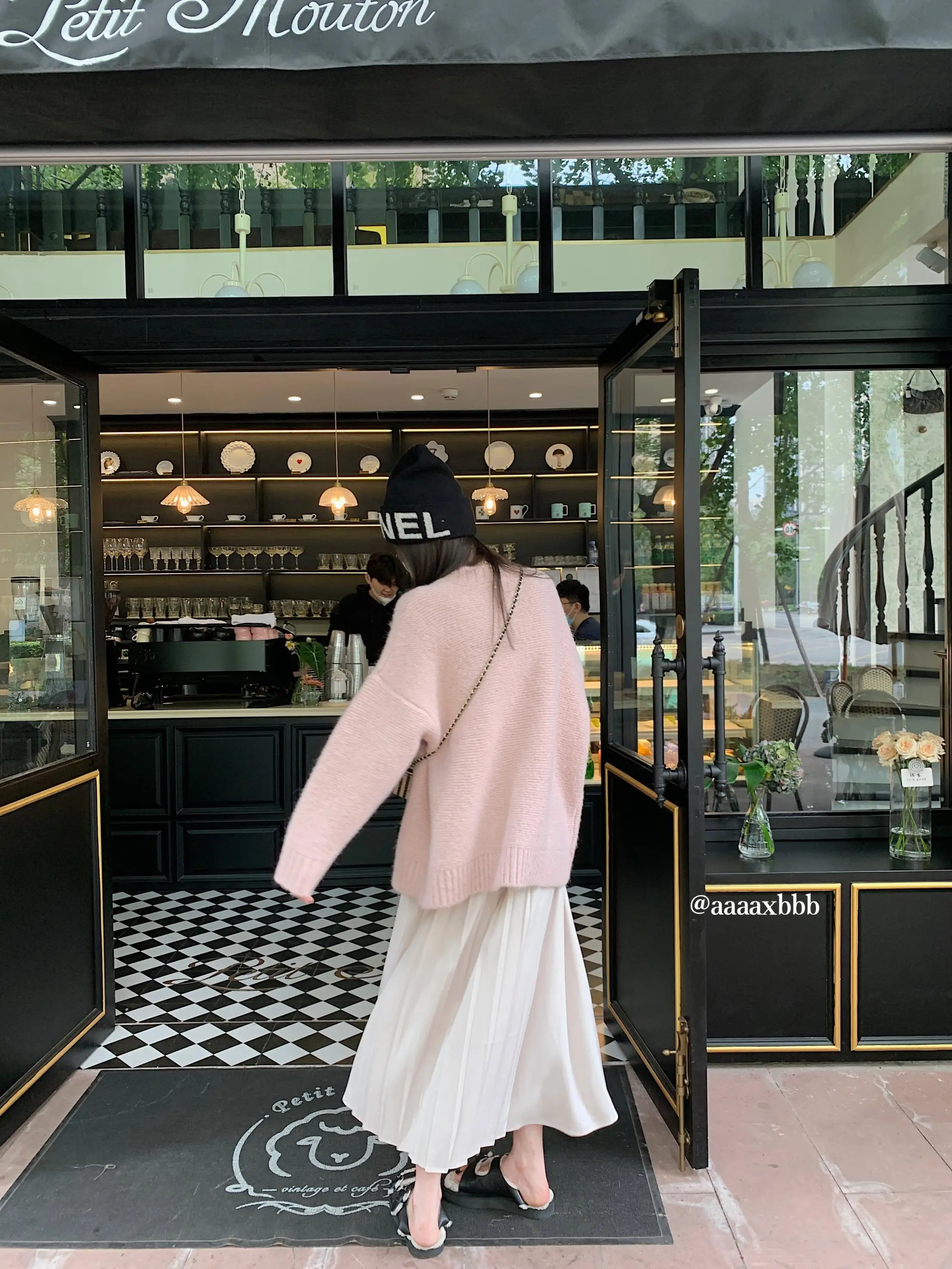 ロングフレアスカート 白：ハイウエストプリーツ設計で通勤シーンに最適な着こなし