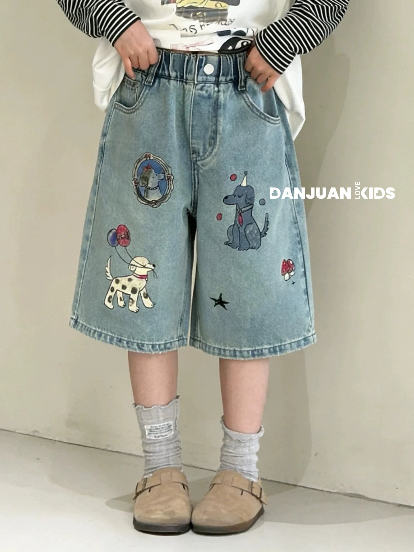 可愛らしいデザインの女の子用デニムパンツ【グラフィティ五分丈】：デニムファッションの若者向けスタイルガイド