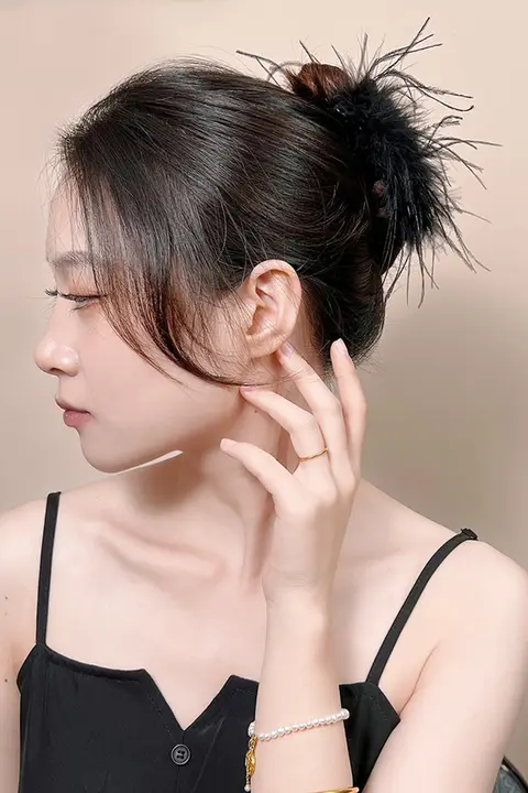 白色羽毛のハーフアップヘアクリップ【高級感あるデザイン・シュシュスタイル】