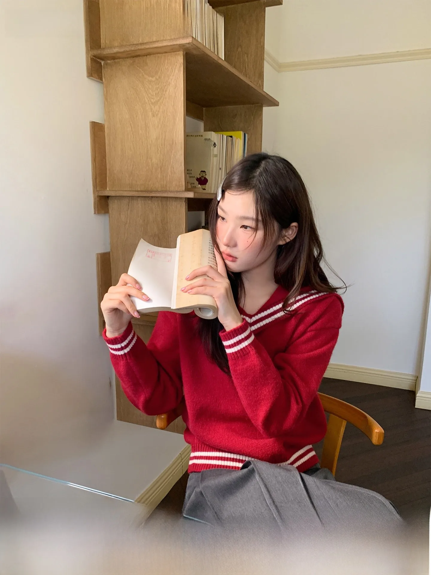 グレー Vネックセーター：通勤風の女性向けニットセーターの実用性と選定基準