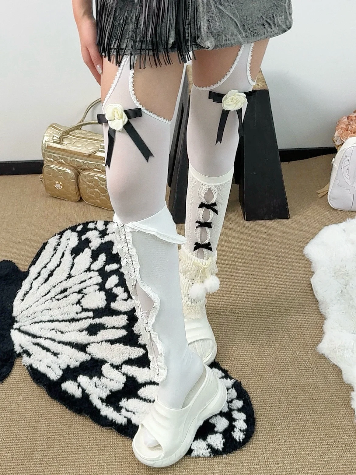 つり目 女 に最適なレトロホワイトツバキデザイン キャミソール風タイツ