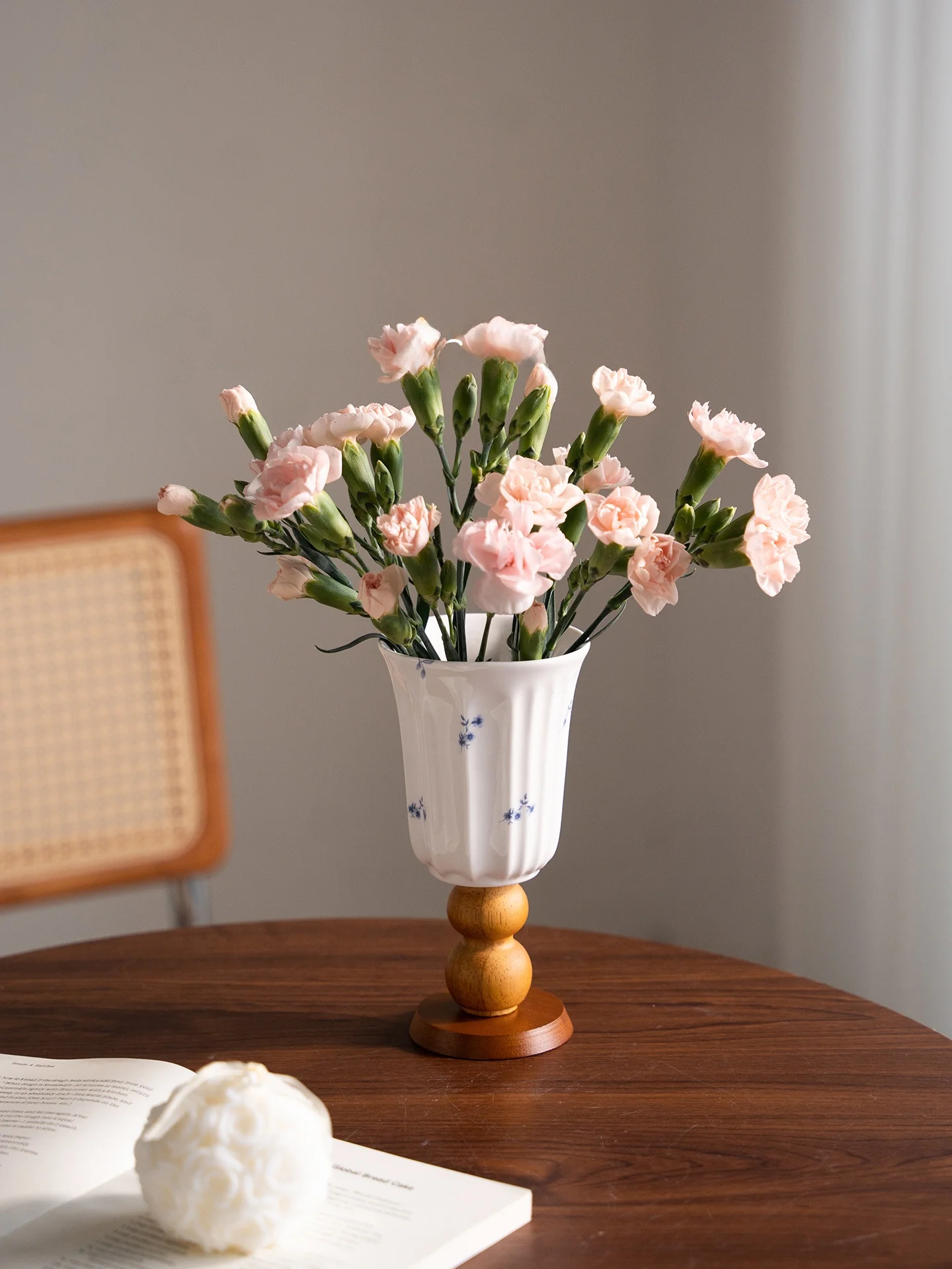 一輪挿し 花瓶 はどんなもの？ヴィンテージ風の木製花瓶が、暮らしに与える本当の美しさとは？