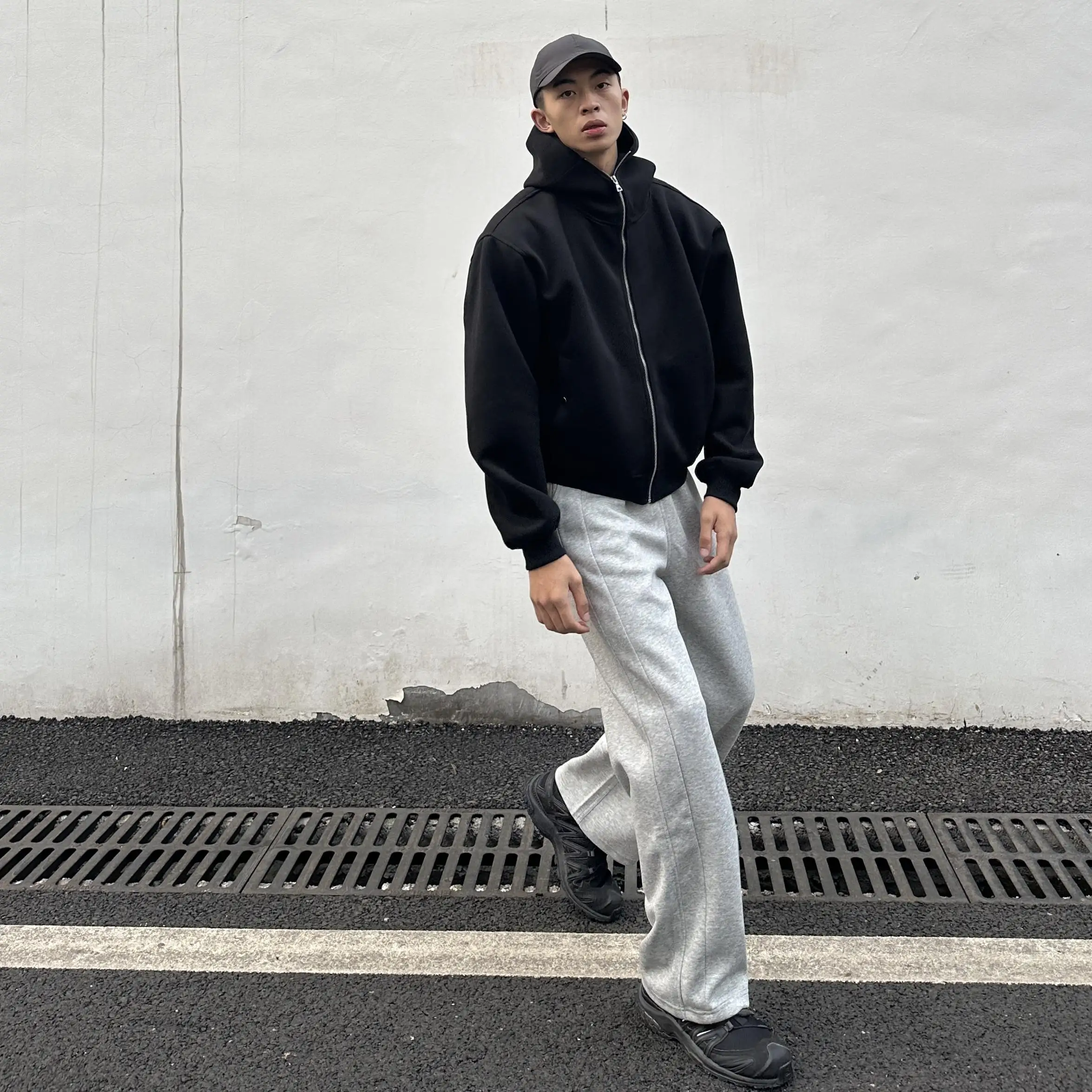 カーゴパンツ メンズ コーデ vs ストレートパンツ｜通勤シーンで失敗しない選び方