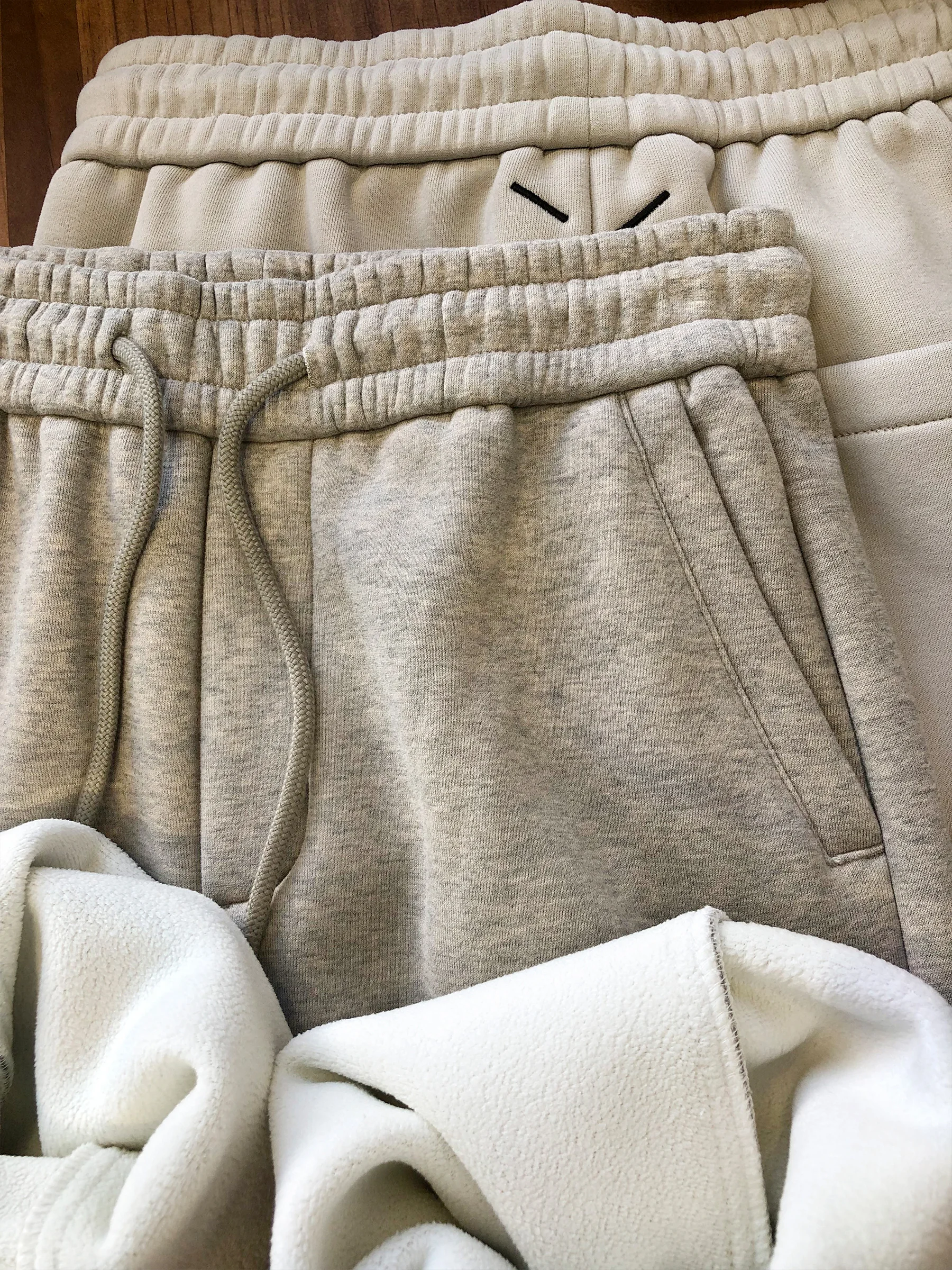 ダウンに合うパンツ メンズ どう選ぶ？通勤か らアウトドアまで、1本で解決するベストな選び方