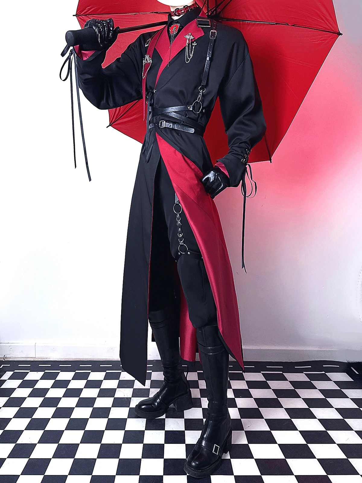 黒い服が赤くなるのは、なぜ？その仕組みと、今こそ選ぶべきコスプレコートとは