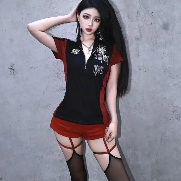 視覚的アーバンスタイル！ユニセックスのスリムフィット短袖Tシャツ【ラメ文字・スタッズ装飾・肩出しデザイン】
