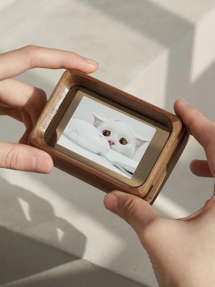 スマホで撮った写真を、どうやって美しく飾るの？アクリルフォトフレームの選び方と、家庭で使えるシンプルな活用法
