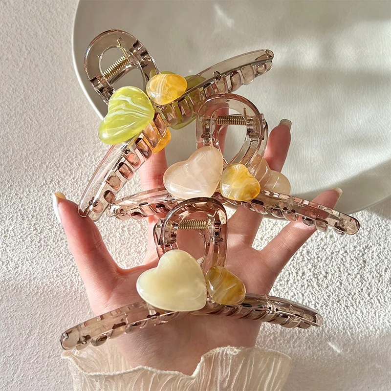 こめかみコリコリに悩むあなたに、今すぐ使えるヘアアクセサリーは？
