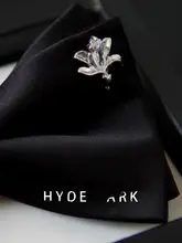 高級感ある男士用黒いスーツ用ボウタイ【百合デザイン・ダイヤモンド風装飾・結婚式対応】