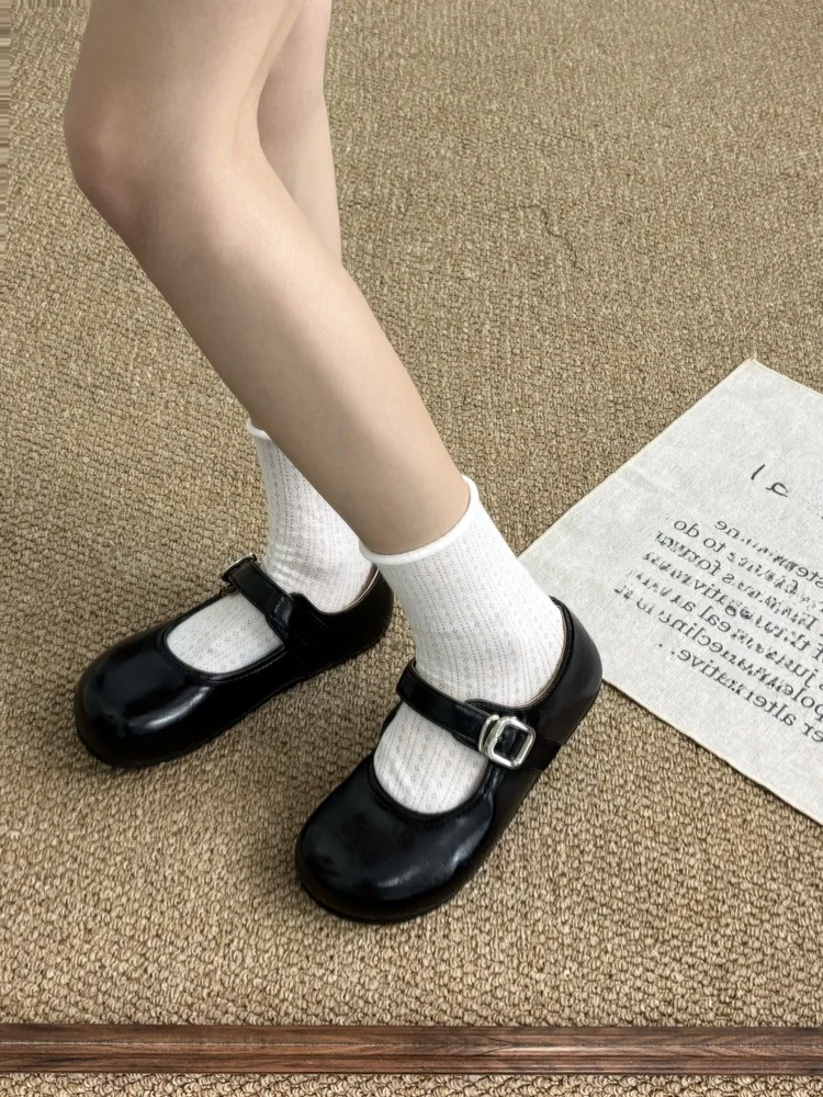 フレア スカ ート 靴の実用性：韓式ラウンドトゥフラットシューズの特徴とシーン別活用
