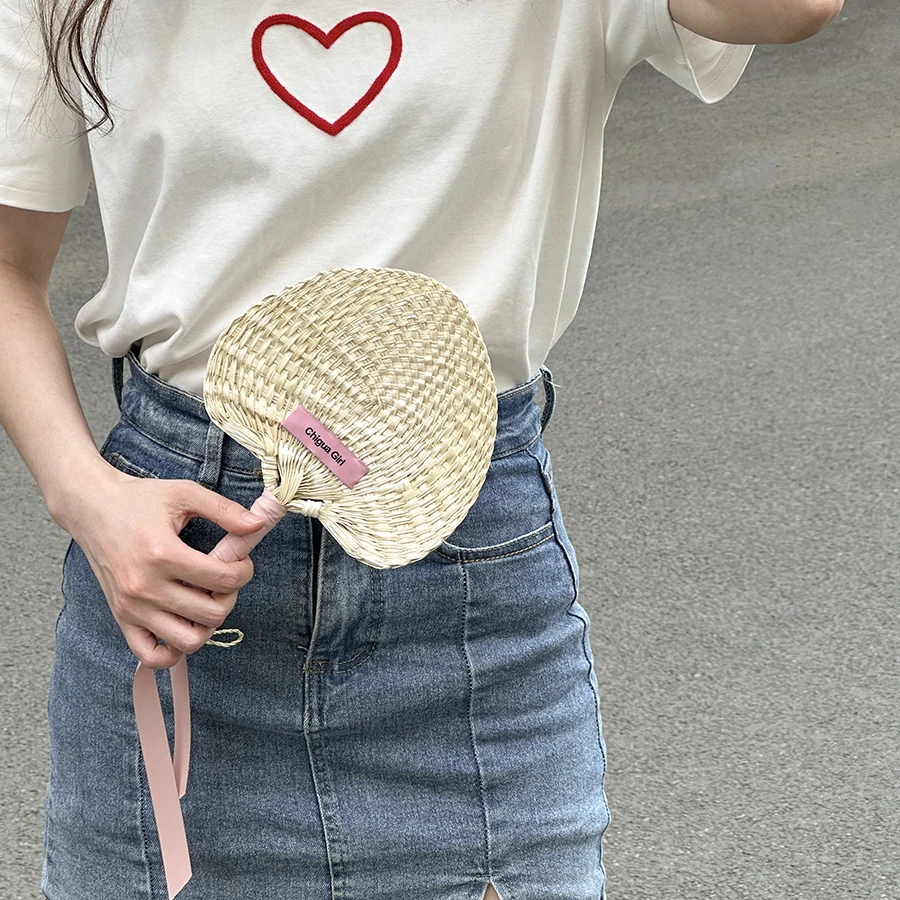 手のひらサイズの夏用扇子：夏キャンプで涼しさを実現する便携型アイテム