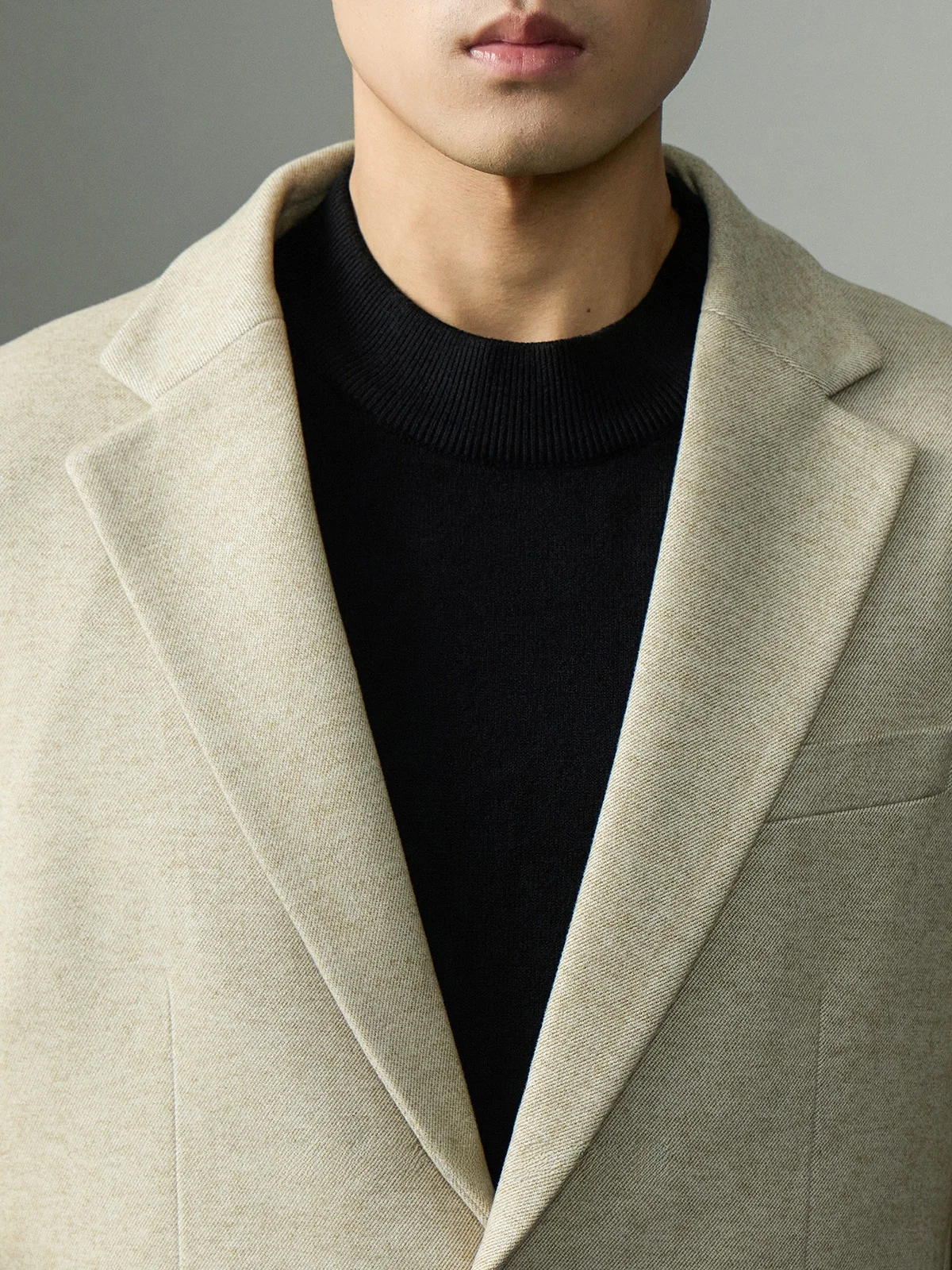 10度の服装 メンズ で失敗しないコーデは？重厚感のあるウールブレンドスーツジャケットが解決する