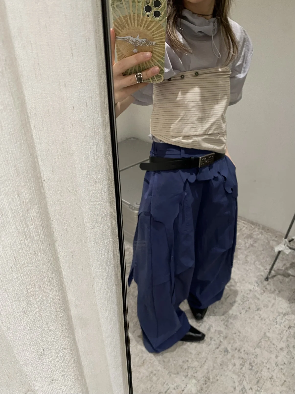 ダウンパンツ レディース おしゃれ どんな感じ？リボン付きカジュアルパンツが通勤からデートまで活躍する理由