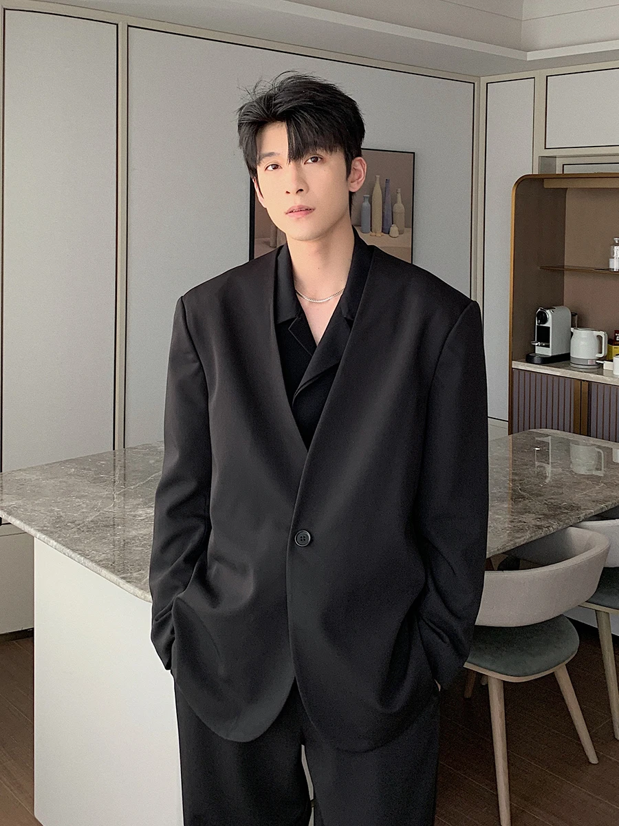 30代男性が春に着るカジュアルスーツの選び方：韓国風の「ゆるさ」が通勤に合う理由は？