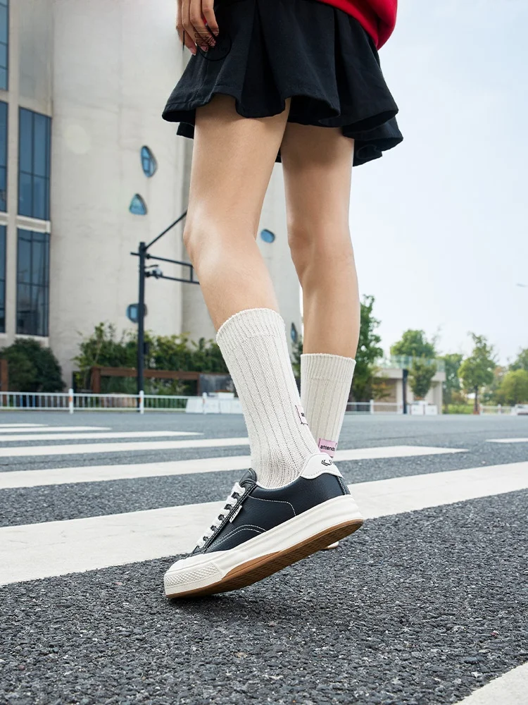 きれいめカジュアルスニーカーはどう選ぶ？飞跃のエコレザー板鞋が通勤からデートまで救う理由