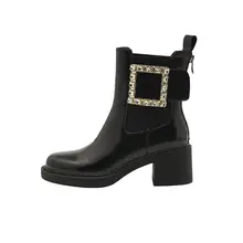 牛革製 高ヒールショートブーツ【クリスタル装飾・スクエアトゥ・黒・太ヒール・チェルシーブーツ】