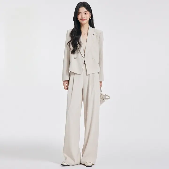 夏用ミルクホワイトの女性用スーツジャケット【薄手・通勤・小柄対応・高級感あるデザイン】（セットアップ対応）
