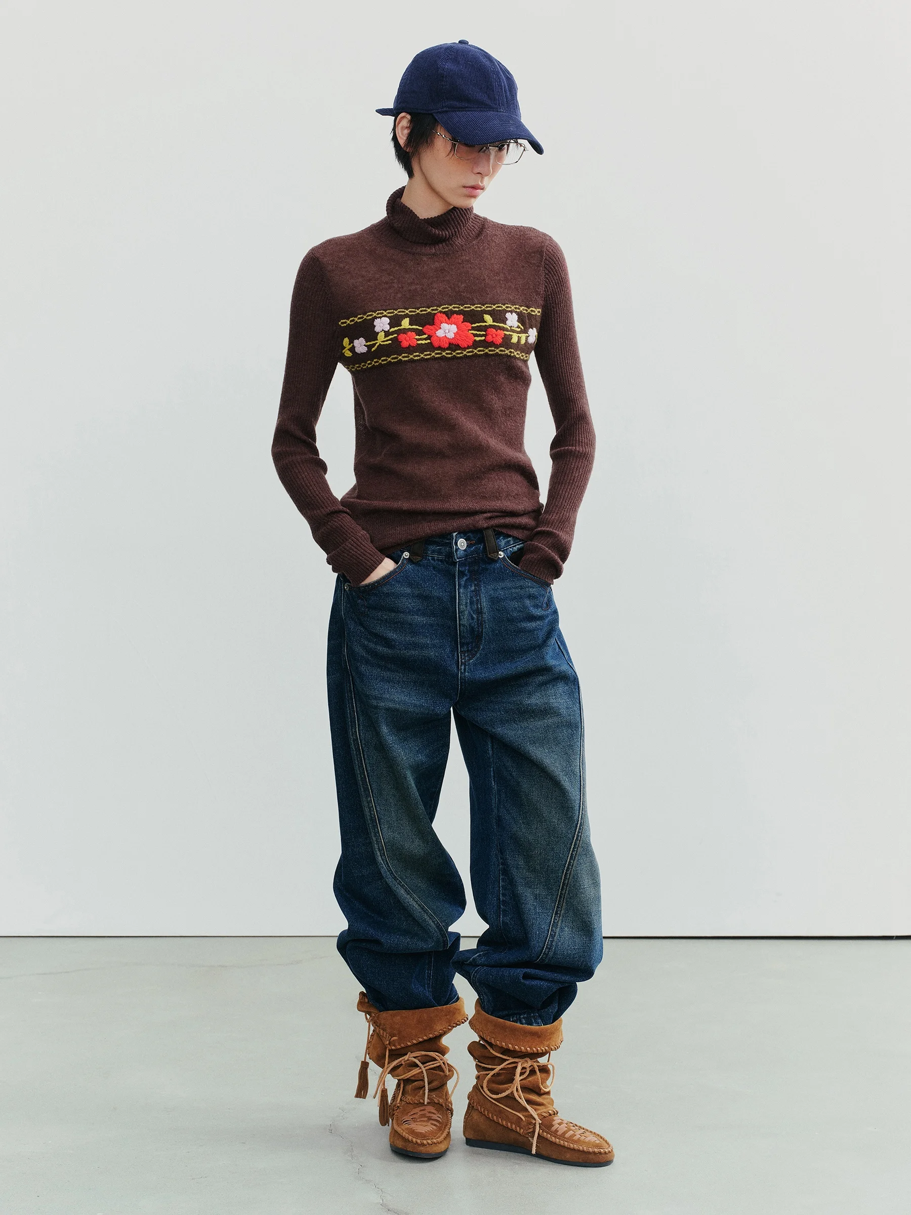 手刺繍デザインのアルパカウールニットプルオーバー：モールニットの特徴と実用性を解説