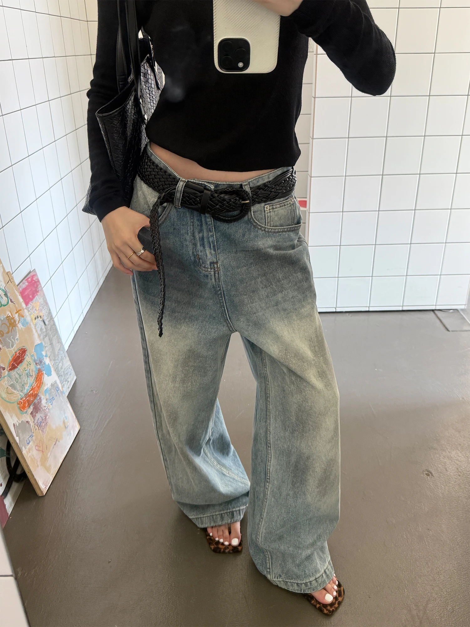 アメリカンヴィンテージウォッシュデニムパンツ：レトロブルーの自然腰とワイドレッグフィットが実用性を支える