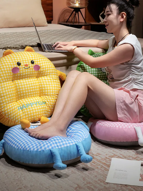 くつろぎの質感をどう選ぶ？多用途クッションがソファや床に与えるリアルな変化とは