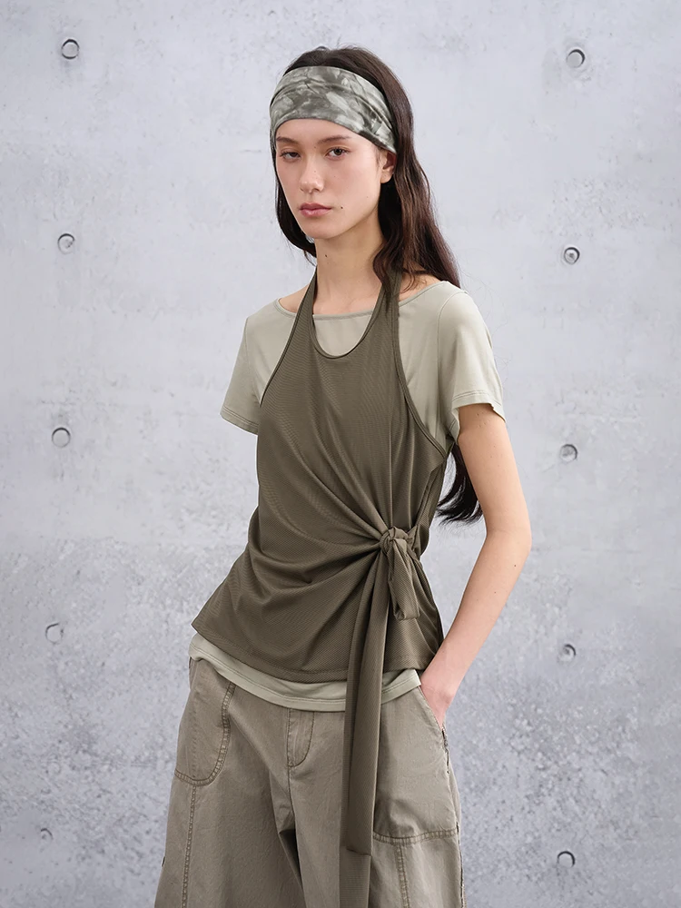 「tシャツの中に着る」ってどうやって着るの？ショート丈ツイストTシャツが解決するリアルなカジュアルライフ