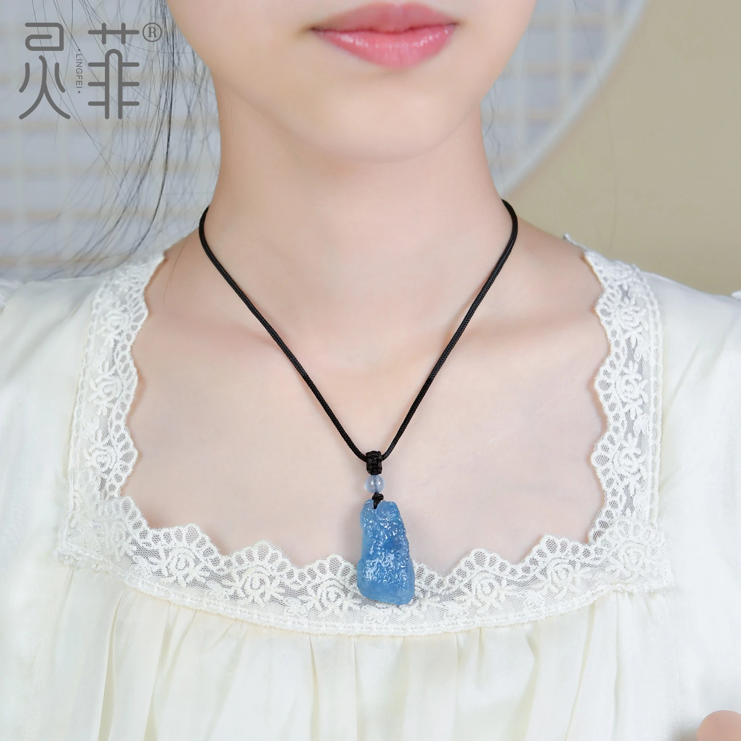 青い原石のペンダント：天然水晶によるブルーの美しさと日韓スタイルの融合
