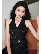 暗模様の装飾が美しい交差ストラップトップスとプリーツデザインのストレートパンツ（セットアップ対応）