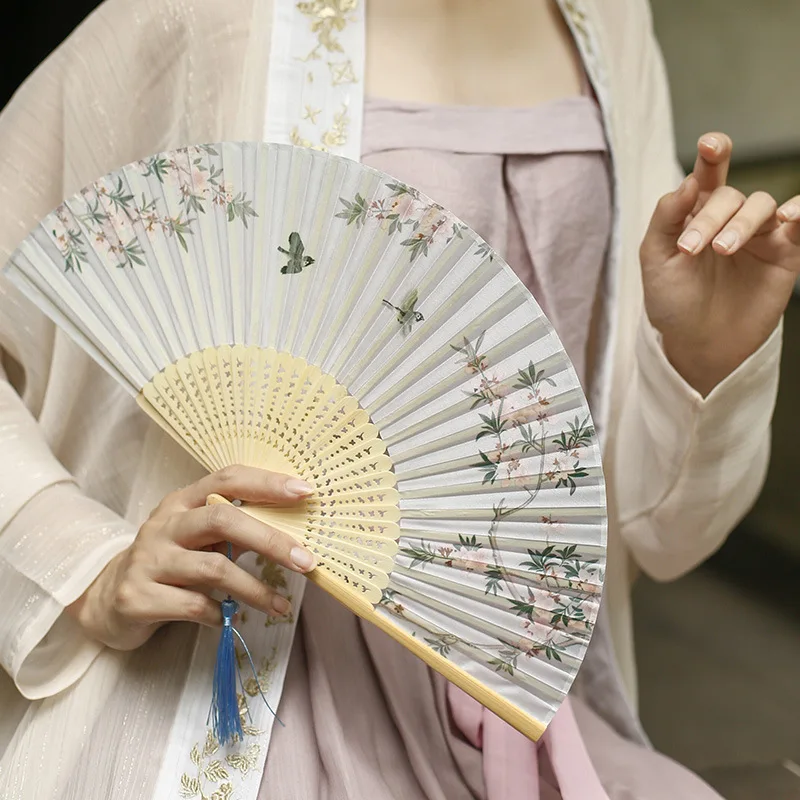 夏のキャンプで冷房をつけるなら、竹製折り扇が最適な選択肢