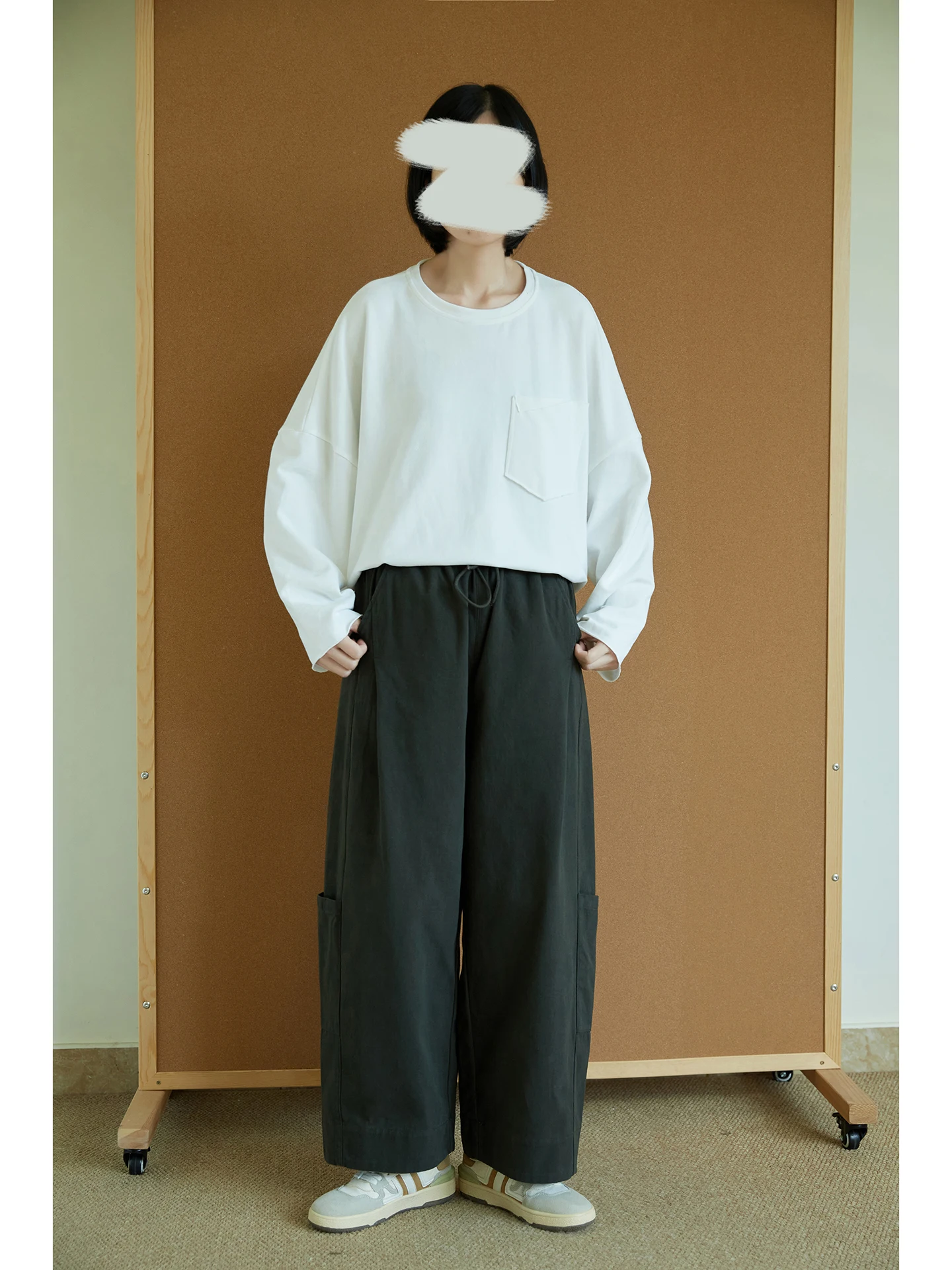 カーゴ パンツ 細身 レディースに合う服の選び方：荃白の工装風ストレートパンツを基準に
