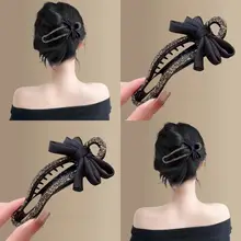 リボン型のダイヤモンド装飾が施された高級感ある後頭部用ヘアクリップ【シンプルデザイン・ファッションスタイル】