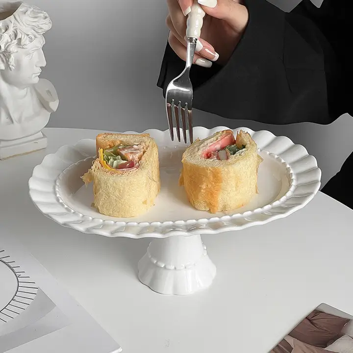 エレガントな陶器製高脚ケーキスタンド【オーバル形・フラワーエッジ・アフタヌーンティー用】