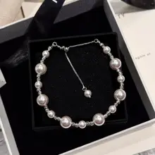 フレンチロマンティックなデザインのパール調ブレスレット【マンタローズモチーフ・高級感あふれる】
