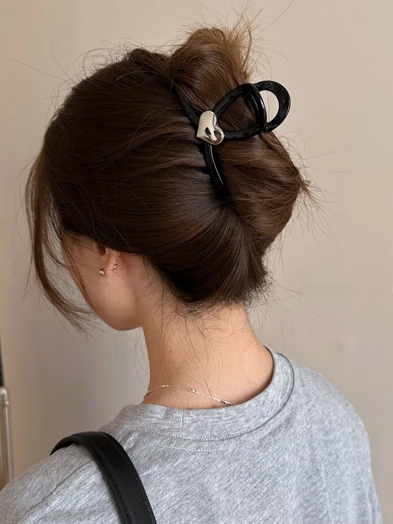 金属製ハート型ブラックヘアクリップ：中型シャーククリップの実用性と耐久性解析