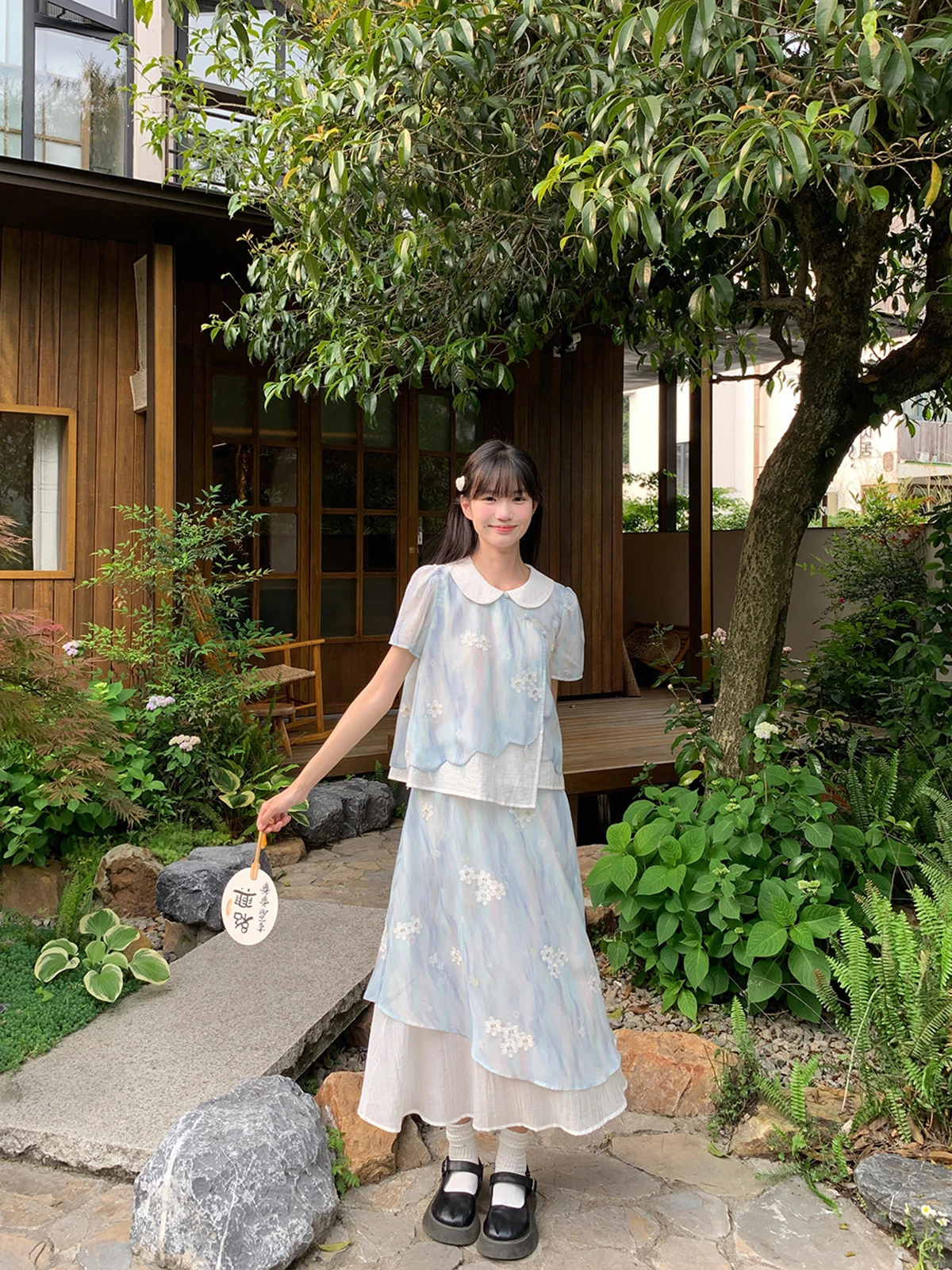 季節別に使えるきれいめコーデの必須アイテムは、夏の「新中式」ブラウスとスカートセット？
