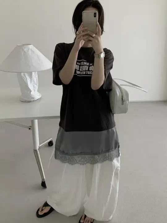 シンプルなロゴプリントとレースの切り替えが魅力の半袖Tシャツ