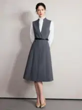 高級感ある白色半高襟シャツとベスト風ワンピース【女性用・気品あるデザイン・フレンチスタイル】（セットアップ対応）