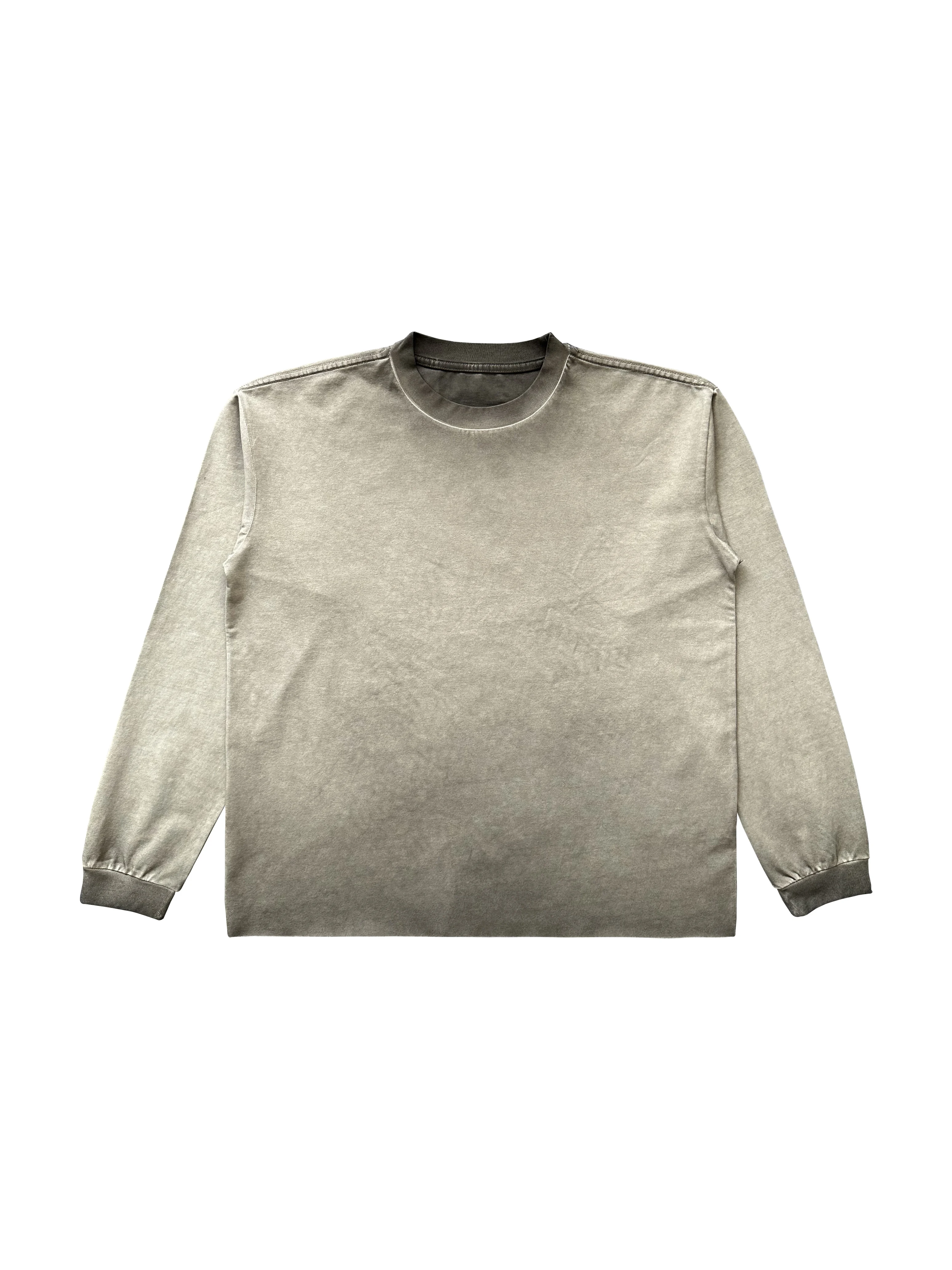 色あせしたTシャツを元に戻すのは無理？ウォッシュ加工の長袖Tシャツが解決するリアルな使い方