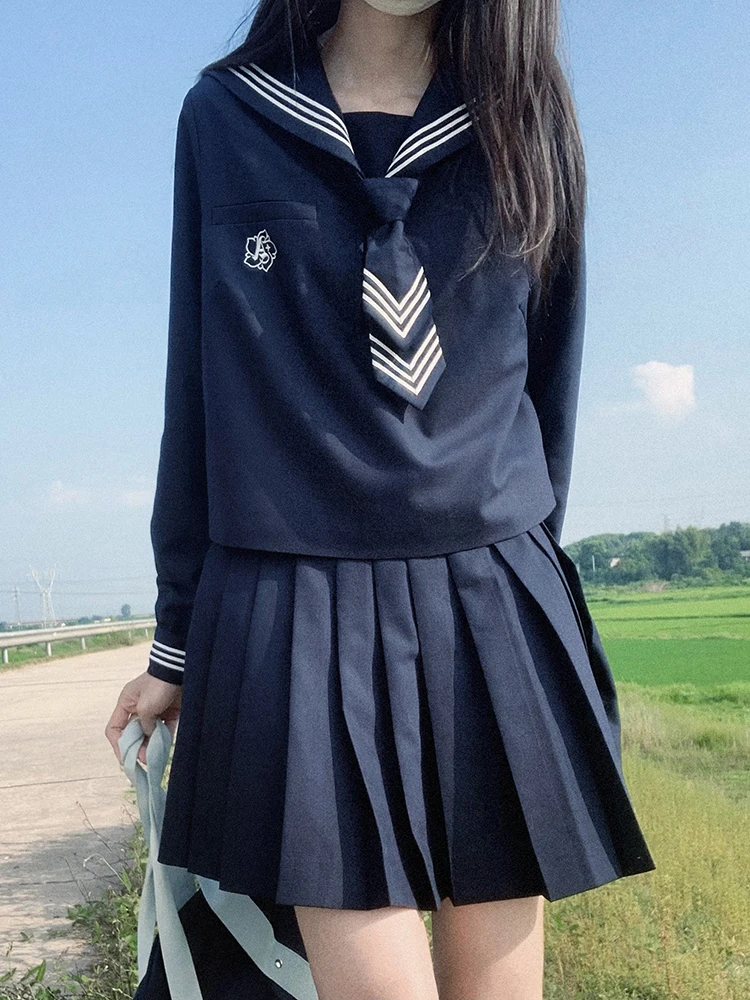 修学旅行に着る女子高校生向けセットアップは、無地のセーラーシャツと百褶スカートがベスト？