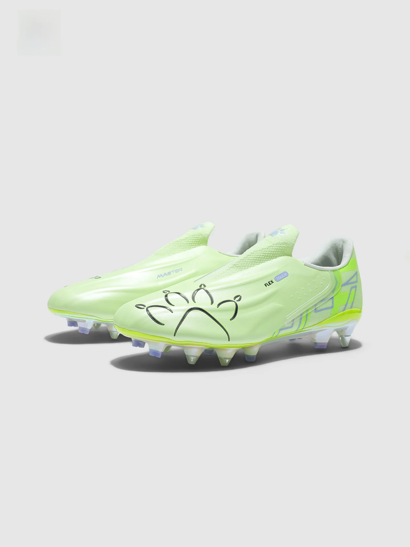 サッカーボツをどう選ぶ？天然芝で活躍するKELMEのトレーニングシューズが本当の価値を教えてくれる