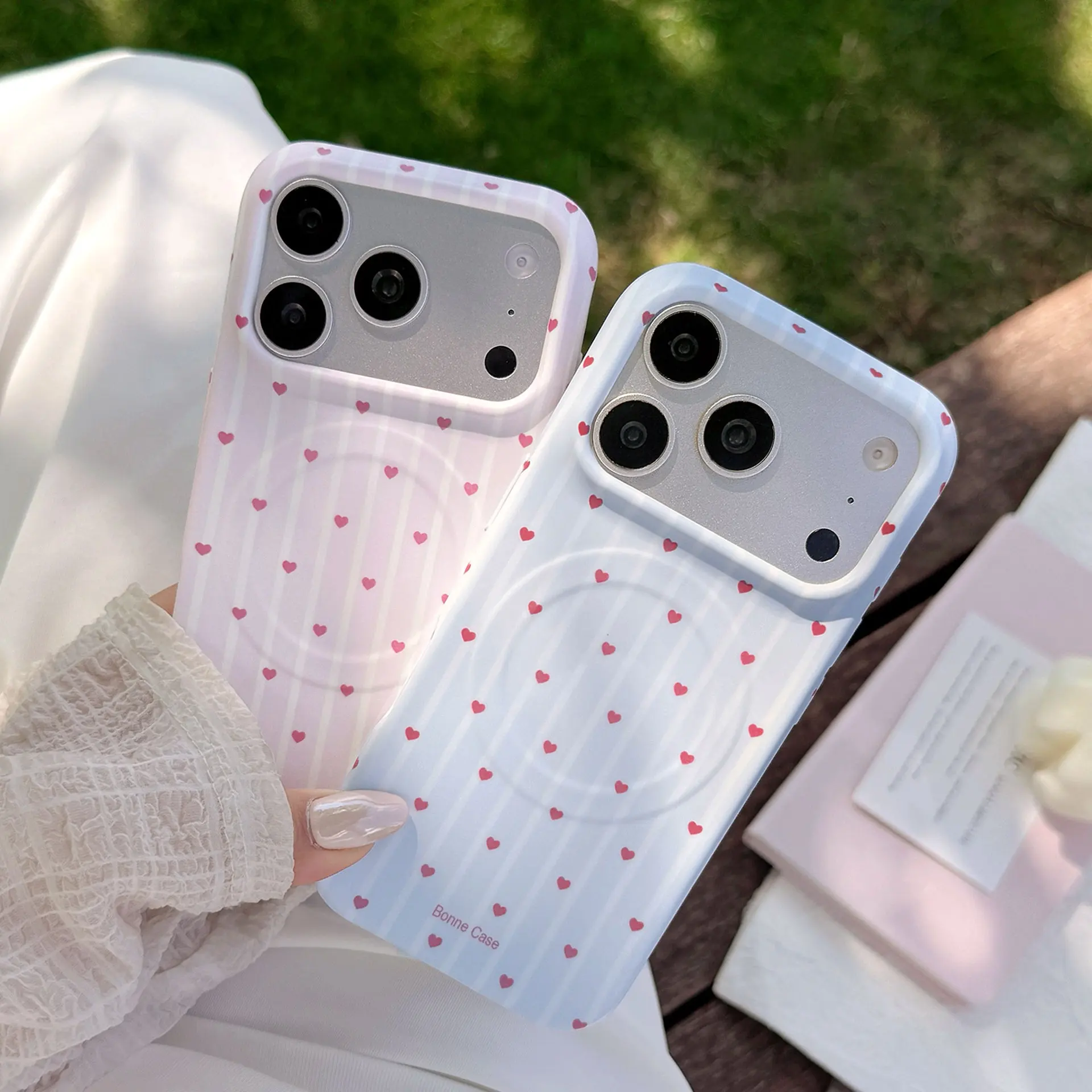 スマホケース カード入れ付きで通勤スタイルを整えるには？ハートストライプのマットケースがおすすめの理由