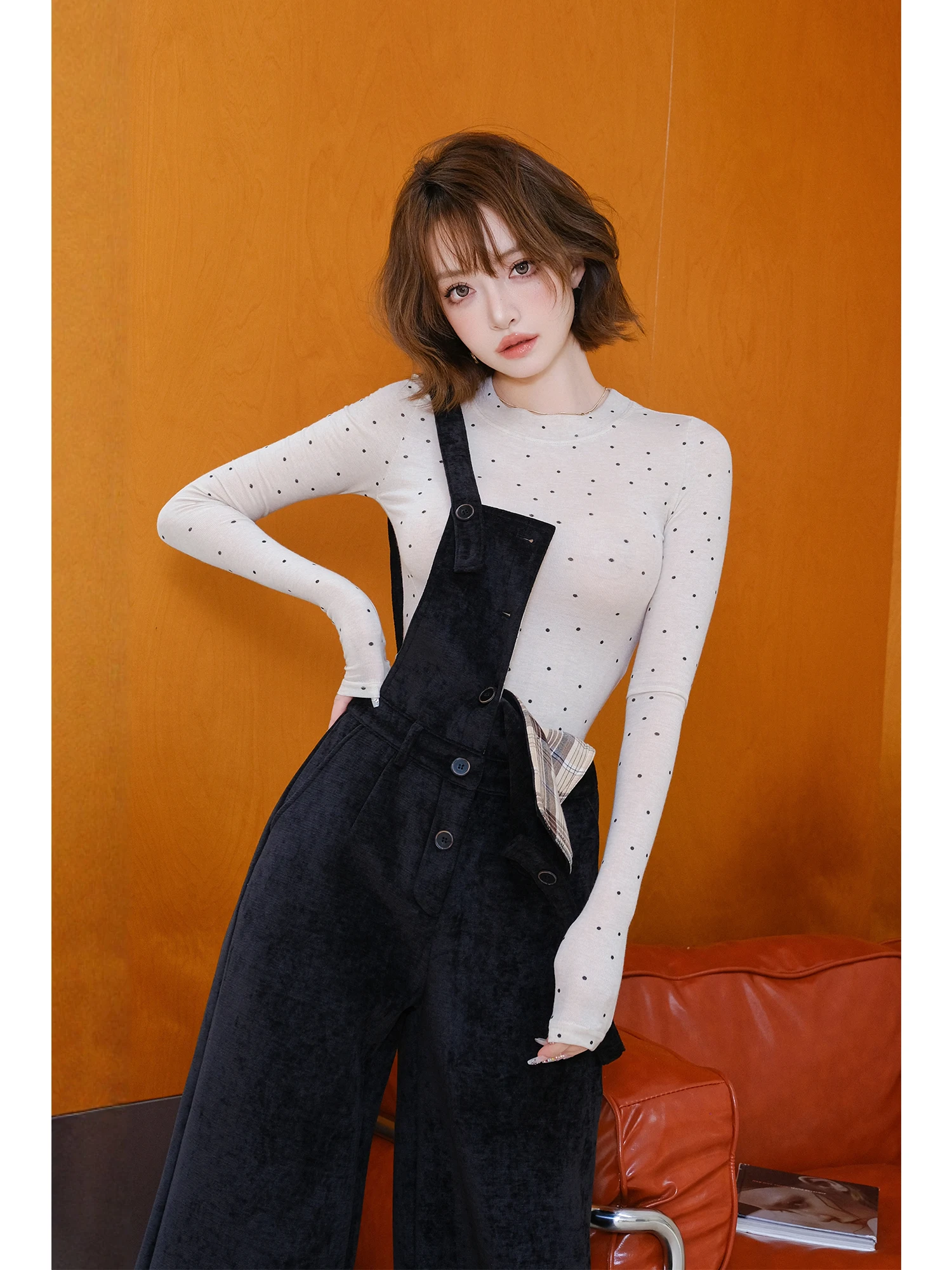 高級感あるドット柄タイトTシャツとハイウエストワイドレッグオールインワンの着こなしと実用性