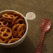 愛らしい浮彫の小さなバラ柄陶器製ご飯ボウル【持ち手付き・フルーツボウルにも最適】