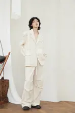 米色の透け感が美しいジャケット【ワイドショルダー・カジュアルデザイン】
