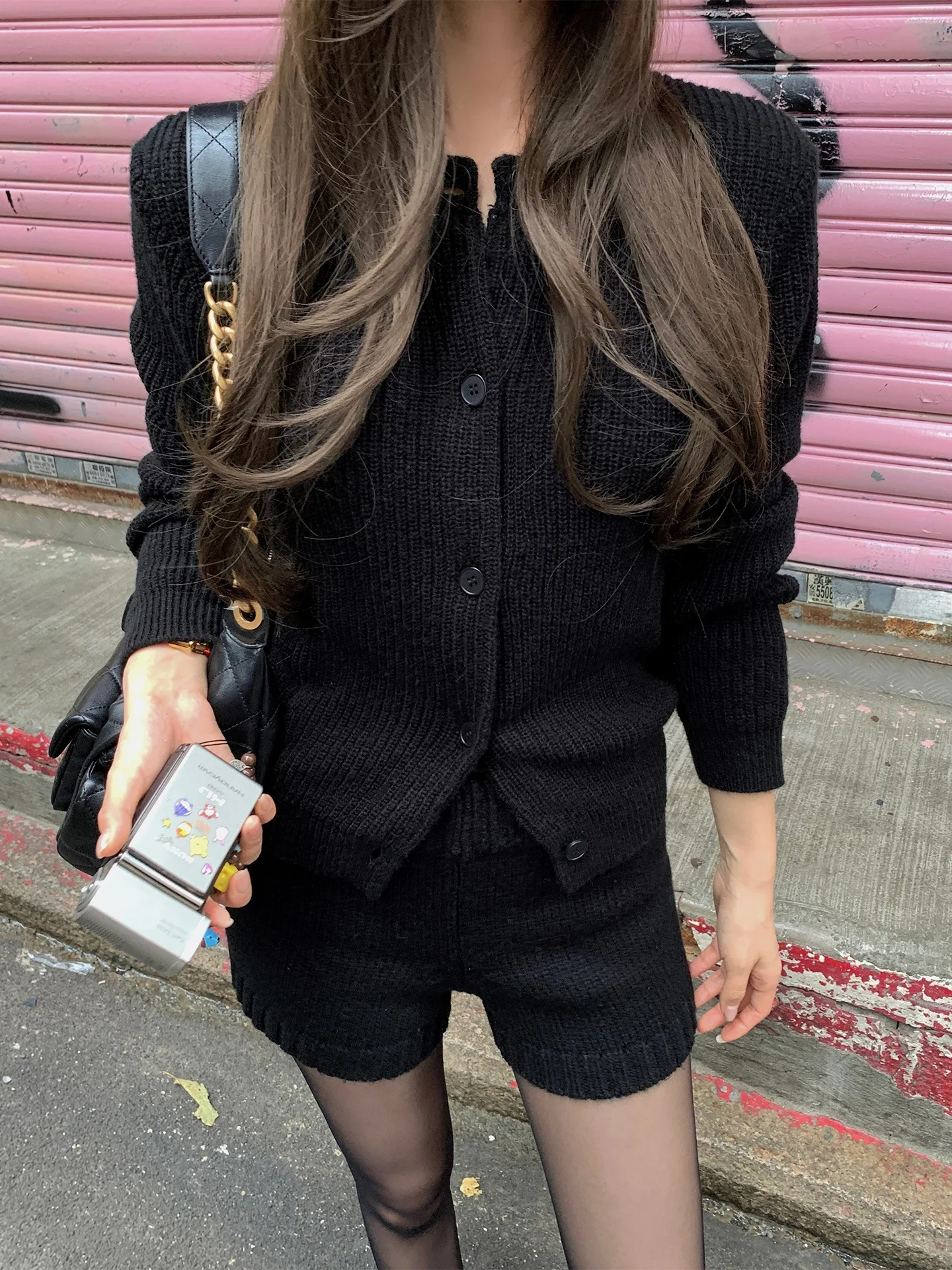 ニットカーゴパンツはカーディガンの下に着る服として最適か？