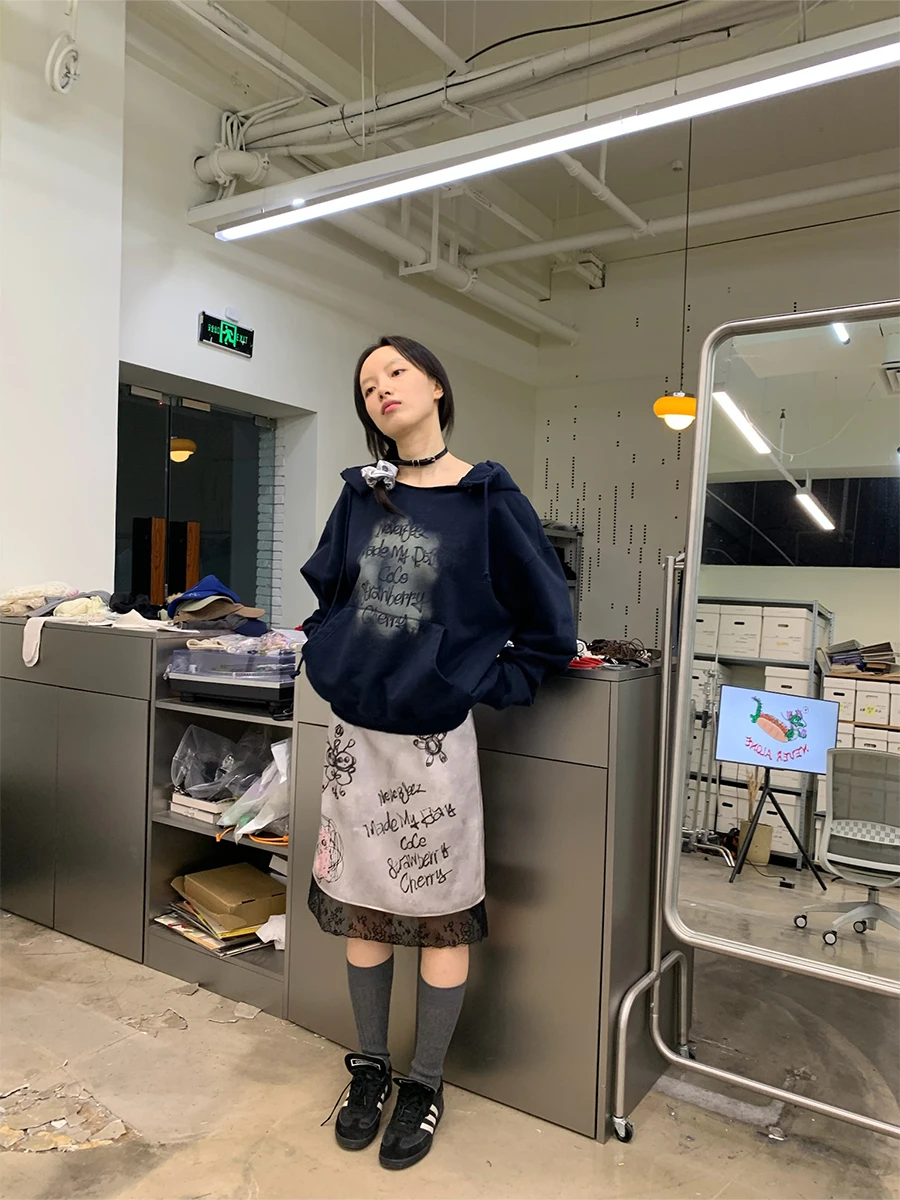 NEVERSEEZ レースフリル付きグラフィックプリントスカート：黒色の着用シーンと通気性の実証