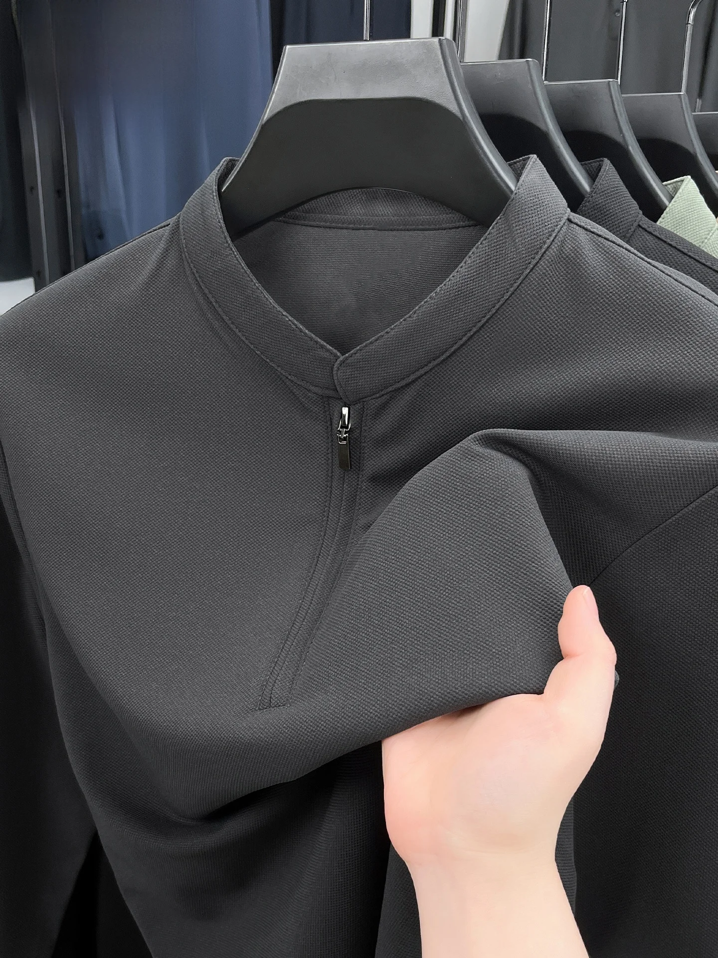 ハーフジップ メンズ コーデはどう選ぶ？TUCANOの半袖ハーフジップTシャツが解決する3つの悩み